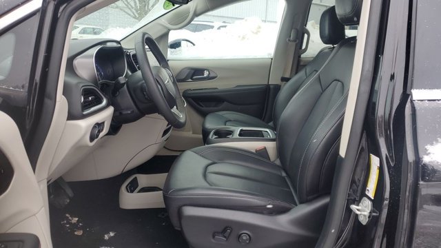 Used 2024 Chrysler Pacifica Touring-L FWD image 7