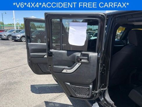 Used 2017 Jeep Wrangler Unlimited Sahara w/ Connectivity Group AWD/4WD image 19
