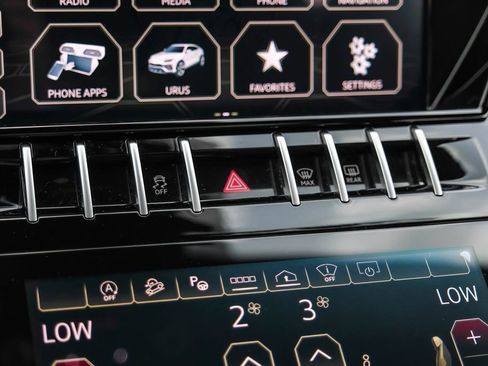 Used 2022 Lamborghini Urus image 32