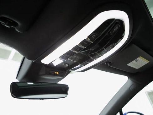 Certified 2025 Porsche Macan image 24