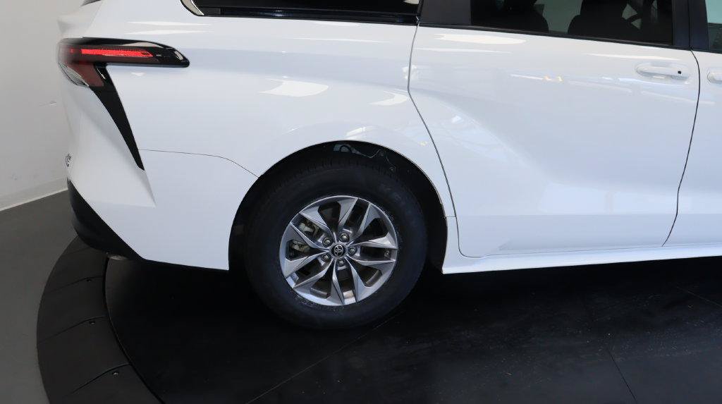 Used 2024 Toyota Sienna LE AWD/4WD image 15