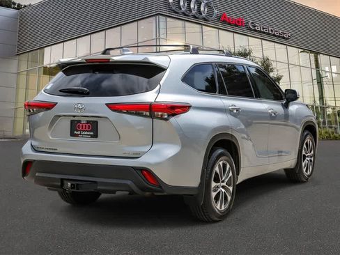 Used 2021 Toyota Highlander XLE AWD/4WD image 4