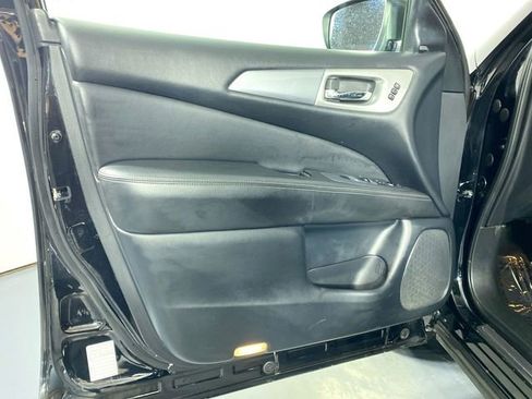 Used 2020 Nissan Pathfinder SL image 18