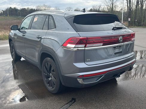 Used 2024 Volkswagen Atlas Cross Sport SE w/ Panoramic Sunroof Package image 3