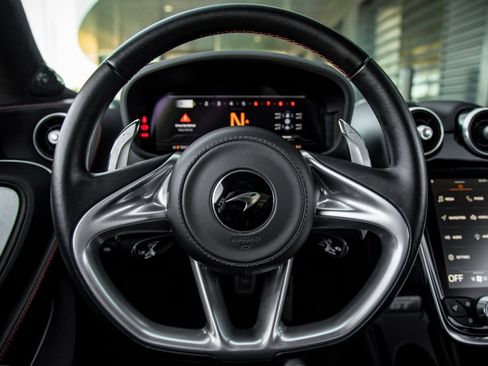 Used 2022 McLaren GT image 25