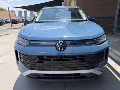Used 2025 Volkswagen Tiguan SE AWD/4WD image 10