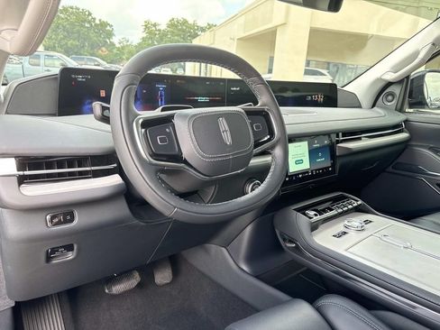 New 2026 Lincoln Navigator Premiere AWD/4WD image 35