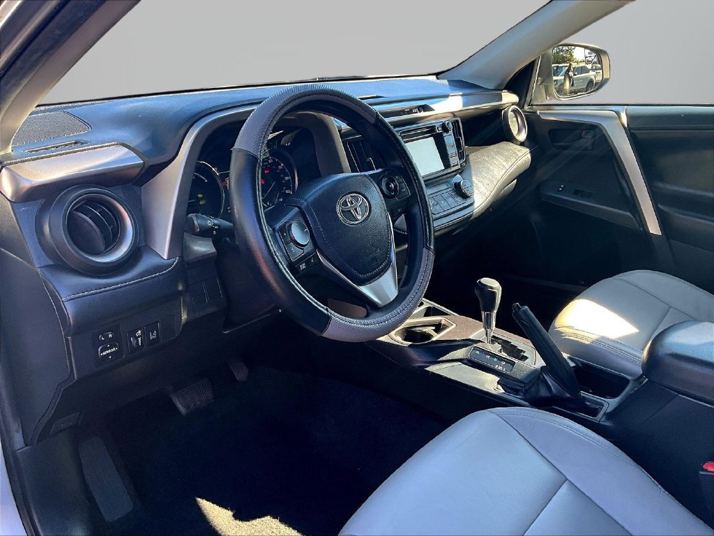 Used 2018 Toyota RAV4 LE AWD/4WD image 16