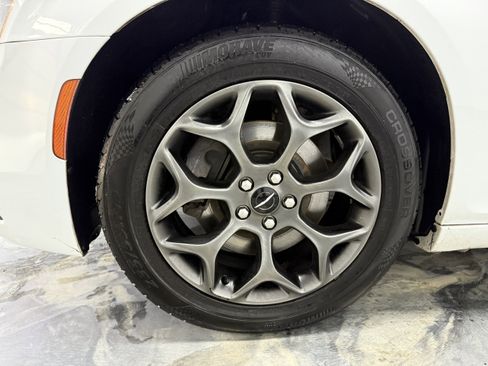 Used 2018 Chrysler 300 S image 27