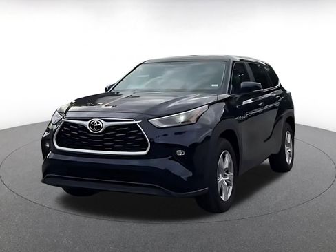 Used 2025 Toyota Highlander LE FWD image 7