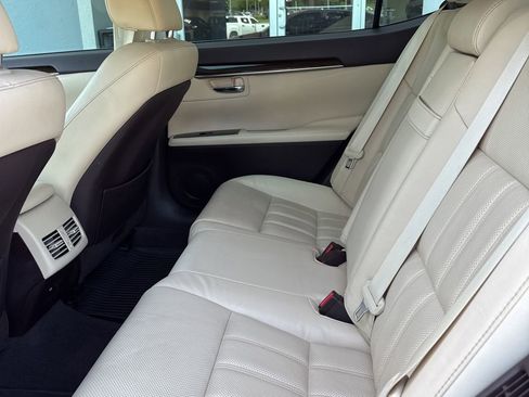 Used 2016 Lexus ES 300h w/ Luxury Package w/Wood Trim image 11