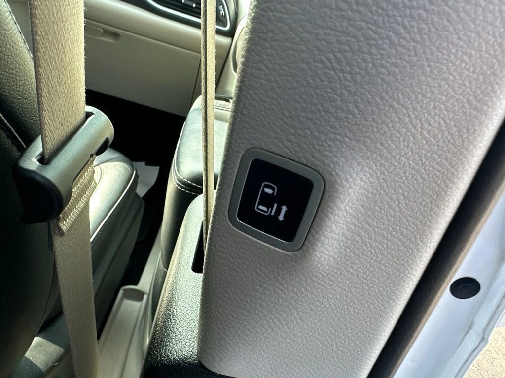 Used 2022 Chrysler Pacifica Touring-L FWD image 12