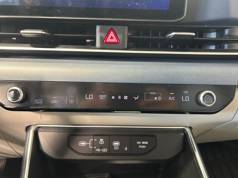 Used 2025 Kia Carnival EX FWD image 18