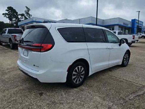 Used 2023 Chrysler Pacifica Touring-L FWD image 8