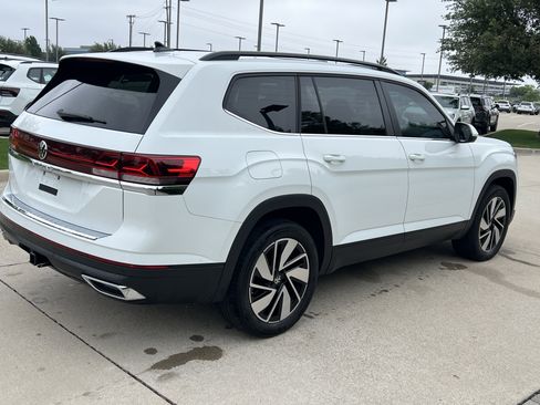 Used 2024 Volkswagen Atlas SE w/ Panoramic Sunroof Package FWD image 11