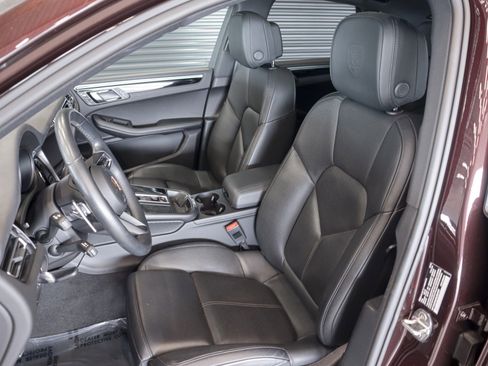 Certified 2024 Porsche Macan AWD/4WD image 5