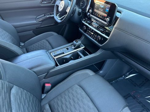 Used 2025 Nissan Pathfinder SV FWD image 18
