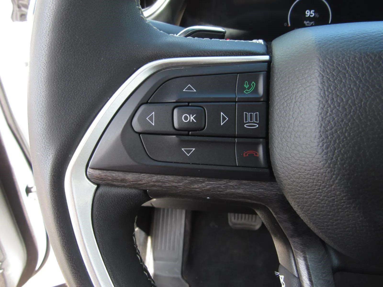 Used 2025 Jeep Grand Cherokee L Limited AWD/4WD image 25