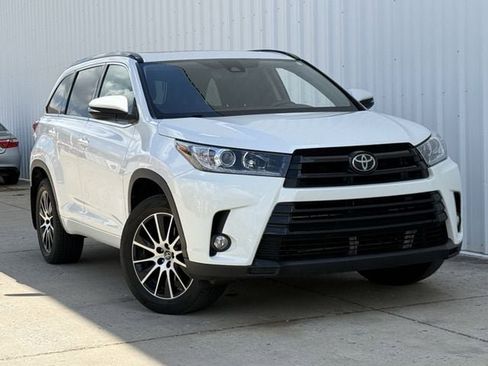 Used 2017 Toyota Highlander SE w/ Carpet Mat Package image 1
