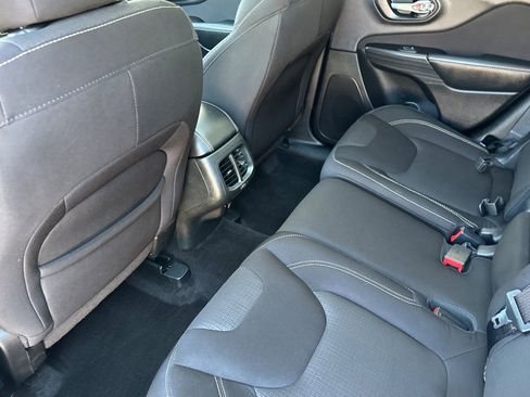 Used 2015 Jeep Cherokee Latitude w/ Comfort/Convenience Group AWD/4WD image 13