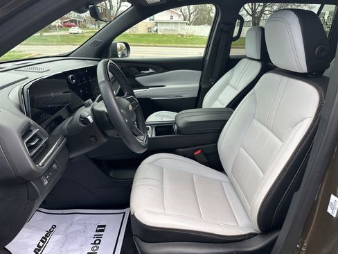 Used 2024 Chevrolet Traverse RS FWD image 28