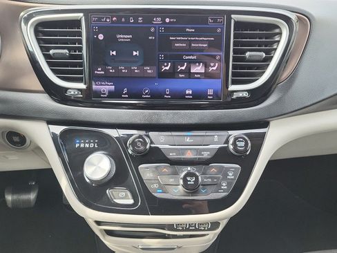 Used 2022 Chrysler Pacifica Touring-L FWD image 32