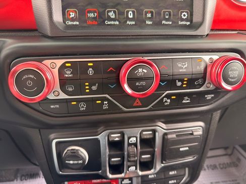 Used 2020 Jeep Gladiator Rubicon w/ Advanced Safety Group image 3