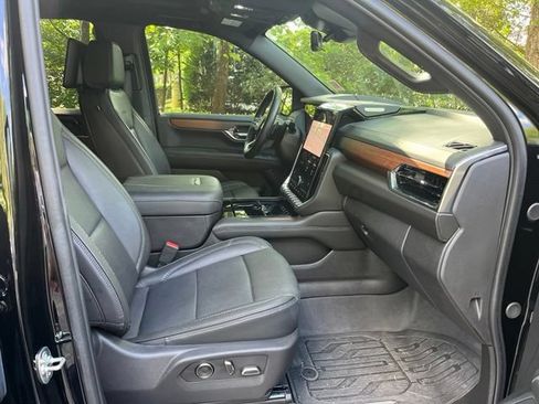 Used 2025 GMC Yukon Denali w/ Denali Reserve Package AWD/4WD image 11