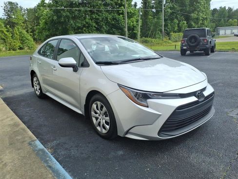 Used 2025 Toyota Corolla LE FWD image 3