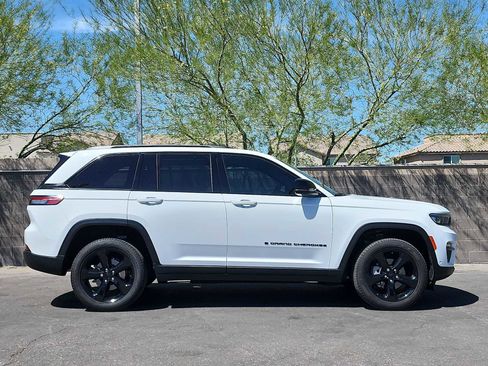 Used 2025 Jeep Grand Cherokee Limited w/ Luxury Tech Group II AWD/4WD image 10