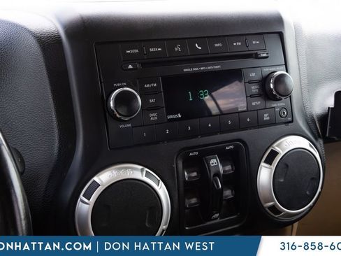 Used 2017 Jeep Wrangler Unlimited Sahara w/ Connectivity Group AWD/4WD image 7