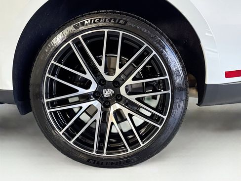 Certified 2025 Porsche Macan AWD/4WD image 25