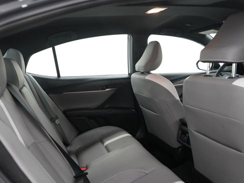 Used 2025 Toyota Camry SE image 11