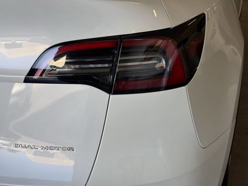 Used 2021 Tesla Model Y Long Range AWD/4WD image 31