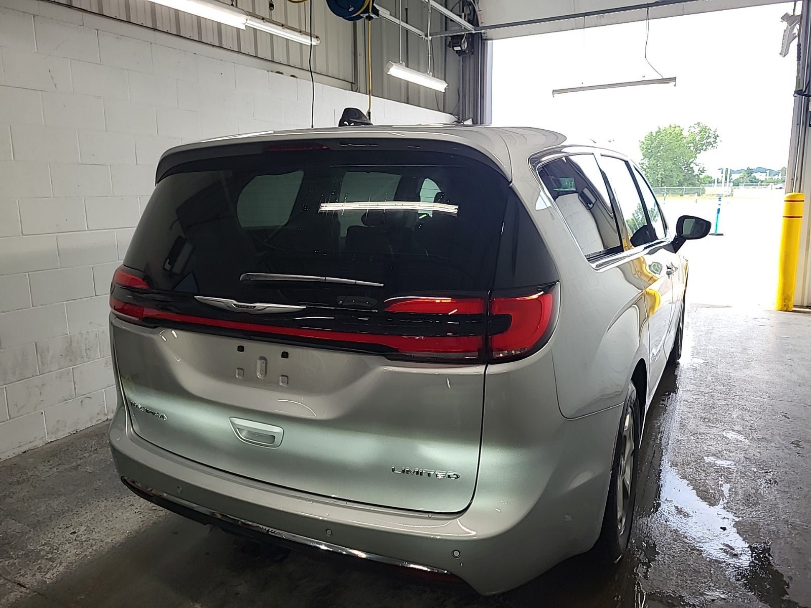 Used 2024 Chrysler Pacifica Limited w/ Trailer Tow Group FWD image 6