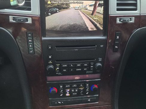 Used 2010 Cadillac Escalade Premium image 17