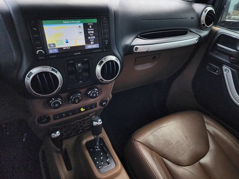 Used 2017 Jeep Wrangler Unlimited Rubicon w/ Cold Weather Group image 17