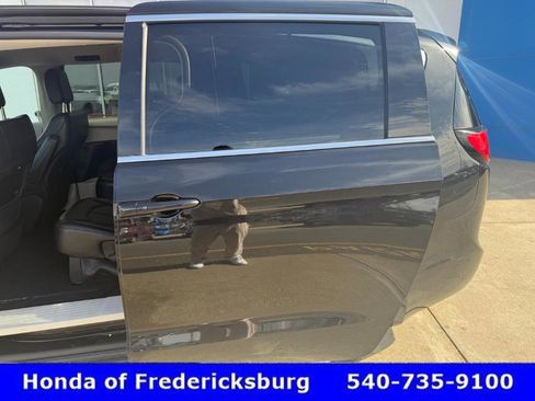 Used 2023 Chrysler Pacifica Touring-L image 14