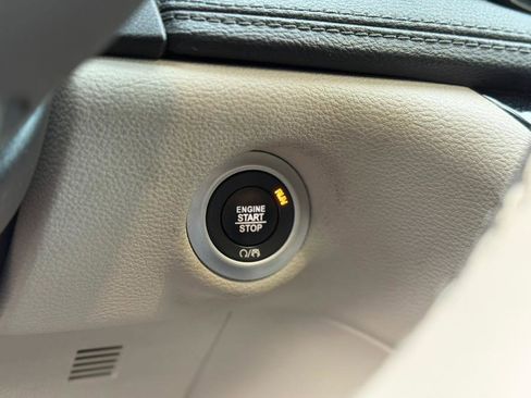 Used 2019 Chrysler Pacifica Limited image 26