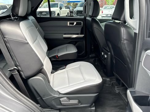 Used 2021 Ford Explorer XLT w/ Equipment Group 202A AWD/4WD image 17