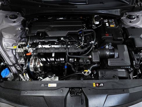 Certified 2023 Hyundai Elantra SE image 9