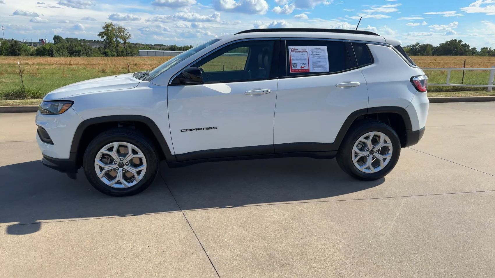 Used 2025 Jeep Compass Latitude AWD/4WD image 6