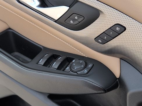 Used 2023 Chevrolet Traverse Premier FWD image 16