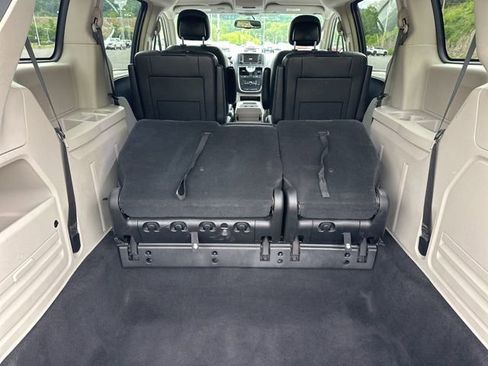 Used 2016 Chrysler Town & Country Touring FWD image 4