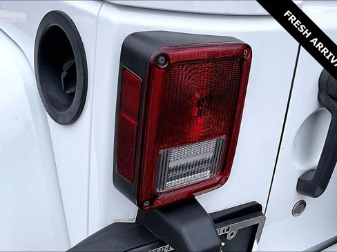Used 2016 Jeep Wrangler Unlimited Sahara AWD/4WD image 21