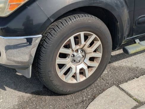 Used 2011 Nissan Frontier SL w/ Moonroof Pkg image 6