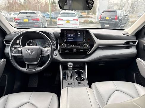 Used 2022 Toyota Highlander XLE image 14