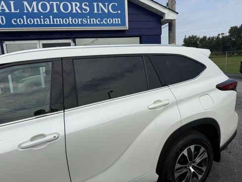 Used 2021 Toyota Highlander XLE AWD/4WD image 2