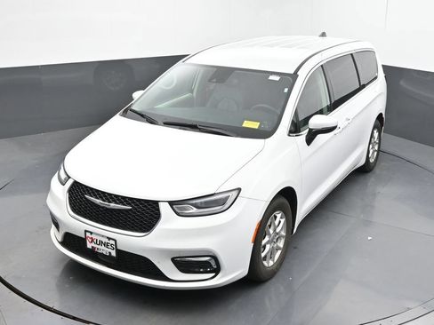 Used 2023 Chrysler Pacifica Touring-L FWD image 35