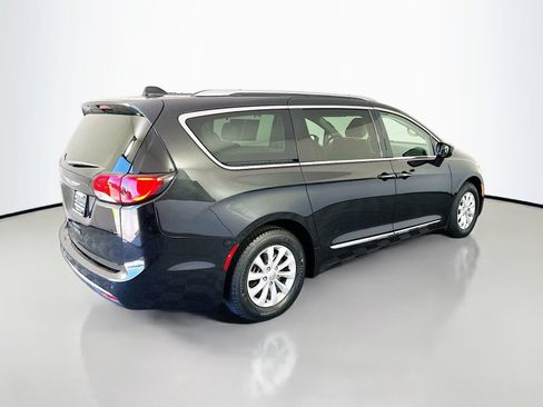 Used 2019 Chrysler Pacifica Touring-L FWD image 7